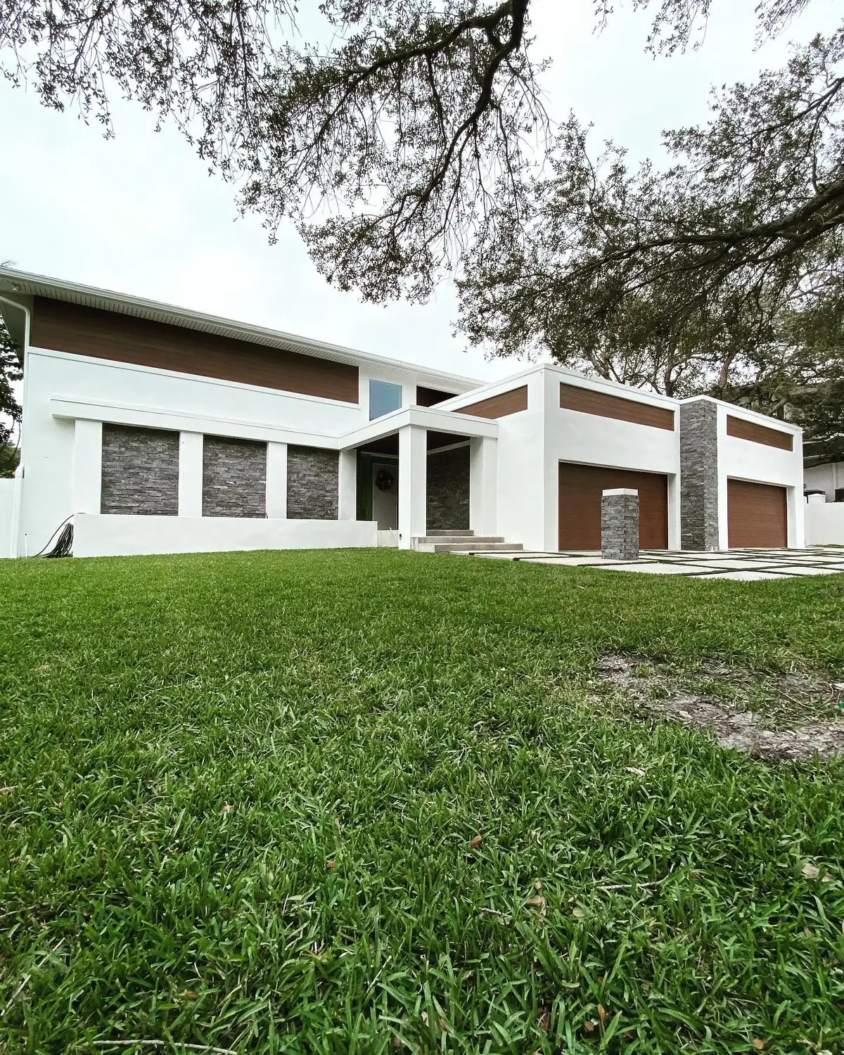Modern Florida home with stone veneer by Willett Masonry